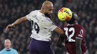 Gelandang Manchester United, Bryan Mbeumo (kiri), berebut bola dengan bek West Ham United, El Hadji Malick Diouf (kanan), dalam pertandingan Liga Primer Inggris antara West Ham United dan Manchester United di Stadion London, London timur, pada 10 Februari 2026. (AFP/Ian Kington)