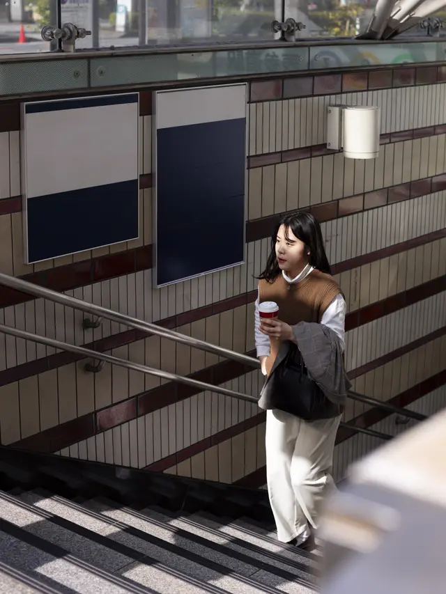 wanita juli jalan di tangga