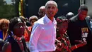 Mantan Presiden AS, Barack Obama bersama nenek tirinya, Sarah dan sang adik tiri, Auma menghadiri peresmian pusat pelatihan dan olahraga yayasan Sauti Kuu di Kogelo, Kenya, Senin (16/7). Auma Obama adalah adik beda ibu Barack Obama. (AFP/TONY KARUMBA)