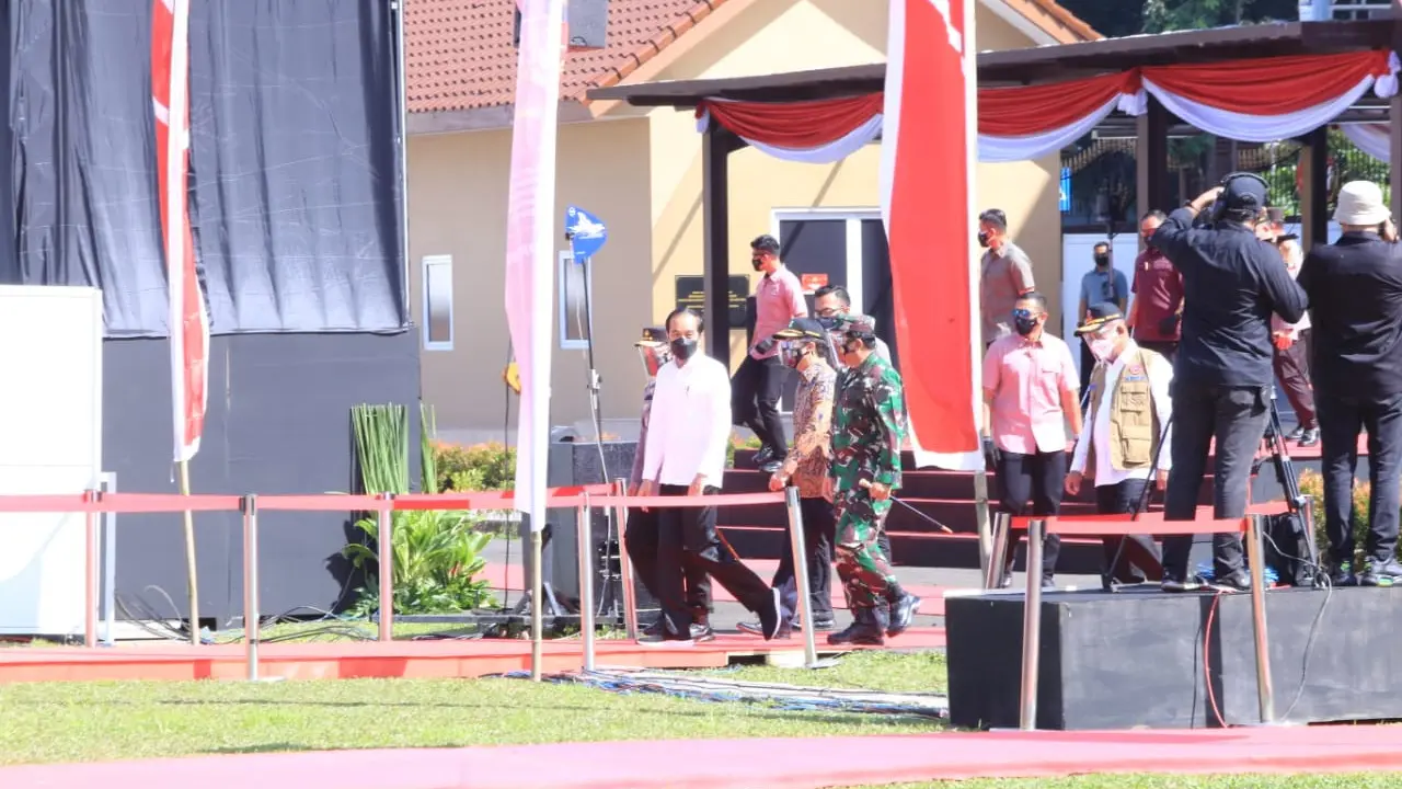 Presiden Joko Widodo atau Jokowi meminta Menteri Kesehatan (Menkes) Budi Gunadi Sadikin untuk menyuplai stok vaksin Covid-19 ke daerah-daerah dengan jumlah banyak.