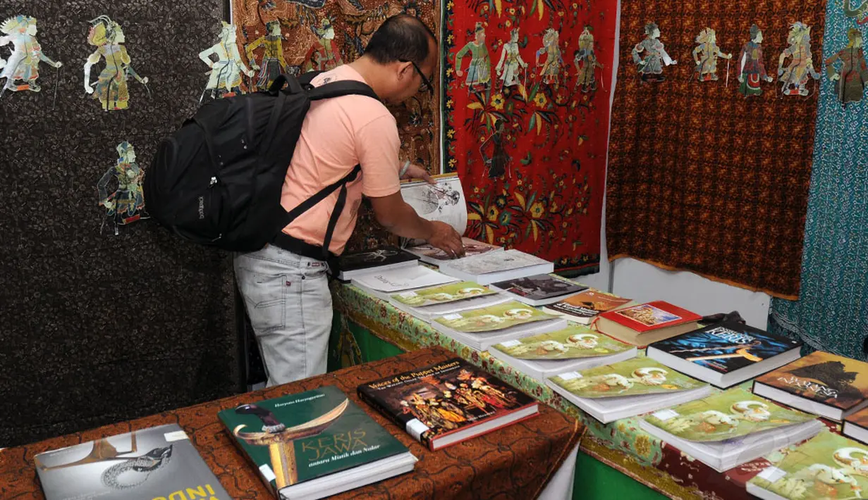 Buku-buku tentang pewayangan ikut dipamerkan dalam festival Wayang Goes To Campus 2014 di Balairung Universitas Indonesia, Depok, (24/9/2014). (Liputan6.com/Helmi Fithriansyah) 