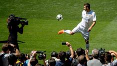 Mateo Kovacic saat diperkenalkan sebagai pemain baru Real Madrid di Stadion Santiago Bernabeu. (19/8/2015). (AFP Photo/Dani Pozo)