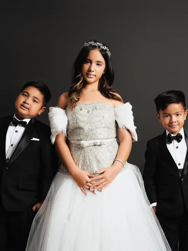 Mikhayla dan kedua adiknya (Instagram/ramadhaniabakrie)