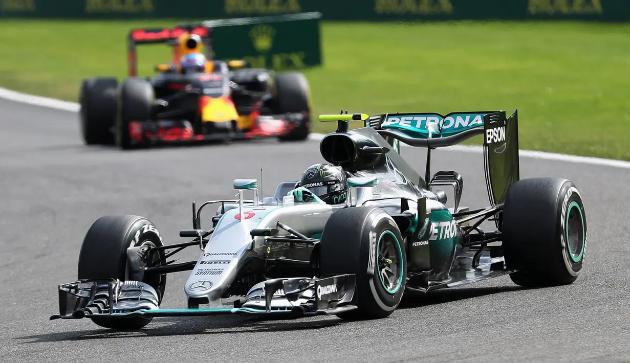 Pembalap Mercedes, Nico Rosberg dari Jerman saat memimpin balapan disusul pembalap Red Bull, Daniel Ricciardo saat balapan F1 Grand Prix Belgia (28/07/2016). Perusahaan Liberty Media memastikan telah membeli bisnis Formula 1. (REUTERS/Yves Herman)