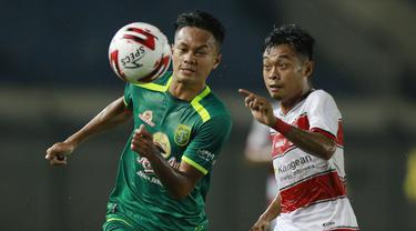 FOTO: Persebaya Surabaya Unggul 1-0 atas Madura United di Babak Pertama - Koko Ari; Mochammad Kevy