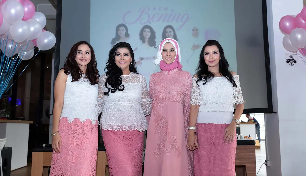 Setelah 17 tahun vakum, grup vokal Bening kembali meramaikan industri musik tanah air. Kembalinya kali ini dengan format dan single baru. Empat peremuan cantik itu dikenal era 1990-an dengan lagu hits Ada Cinta. (Deki Prayoga/Bintang.com)