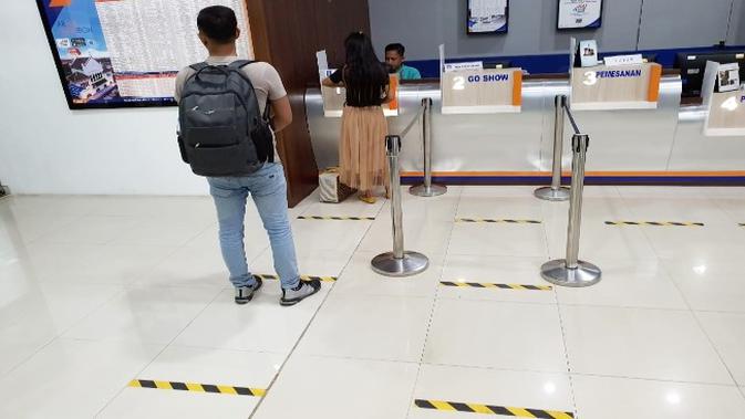 Pemandangan physical distancing di dalam loket Stasiun Kejaksan Cirebon imbas pandemi corona. Foto (Liputan6.com / Panji Prayitno)