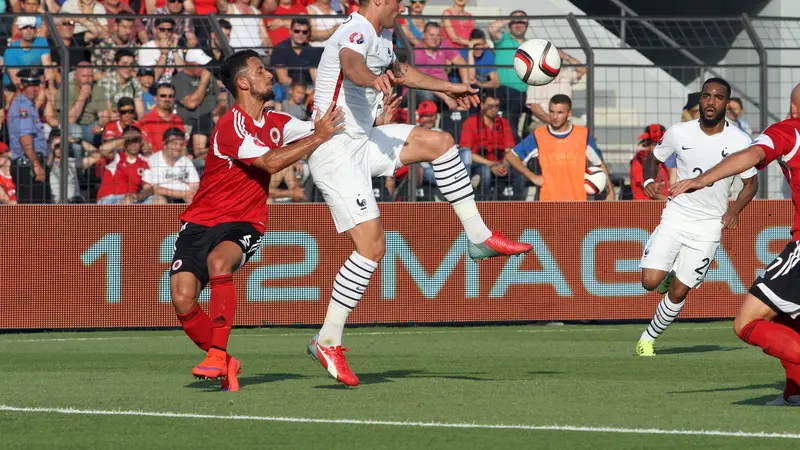 Striker Prancis, Olivier Giroud (putih) dikawal pemain Albania (Reuters)