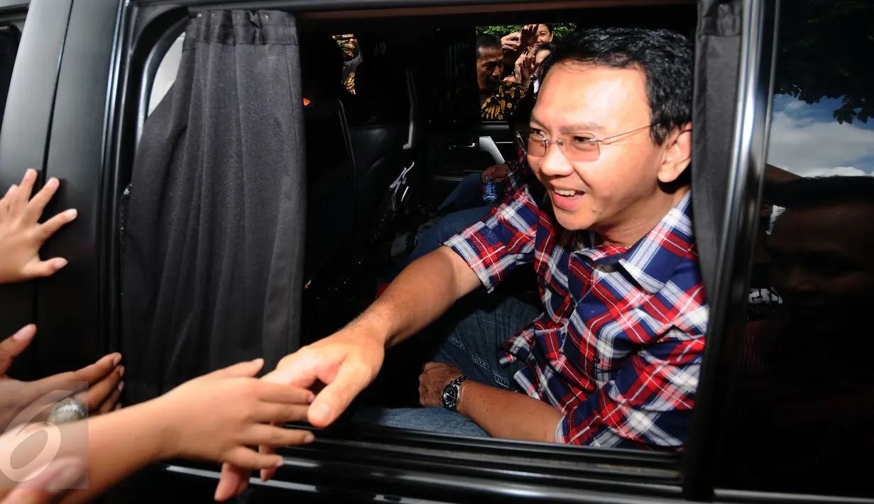 Cagub Petahana, Basuki Tjahaja Purnama (Ahok) menyalami pendukungnya saat meninggalkan kediaman Ketua Umum PDI-P. Megawati Soekarnoputri di Kebagusan, Jakarta, Rabu (15/2). (Liputan6.com/Helmi Fithriansyah)