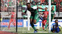 Penyerang Persebaya, Amido Balde, saat duel kontra Persinga Ngawi di Stadion GBT, Surabaya (17/2/2019). (Bola.com/Aditya Wany)