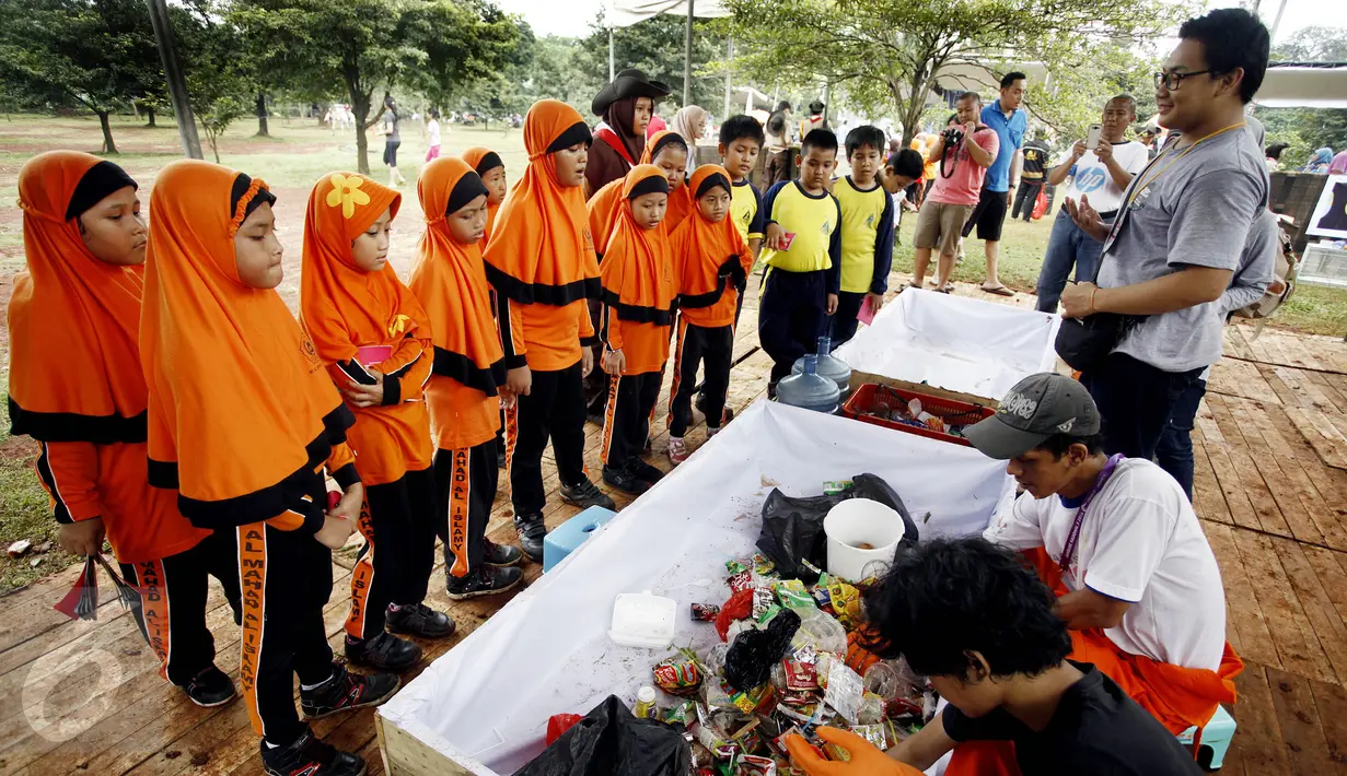 Sejumlah siswa sekolah sedang melihat proses daur ulang pada acara Hello Nature 2016  di Bumi Perkemahan Ragunan Minggu (27/11). Tetra Pak mengedukasi masyarakat menanamkan kebiasaan daur ulang dan mencintai alam. (Liputan6.com) 