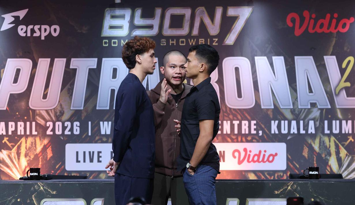 Presiden Byon, Yoshua Marcellos Muliardo (tengah) bersama petarung yang akan bertanding di laga utama Byon Combat Showbiz Vol.7, Putra Abdullah (kiri) dan Ronal Siahaan saat menghadiri Press Conference Pertama Byon Combat Showbiz Vol.7 di SCTV Tower, Jakarta, Kamis (12/3/2026). (Bola.com/M Iqbal Ichsan)