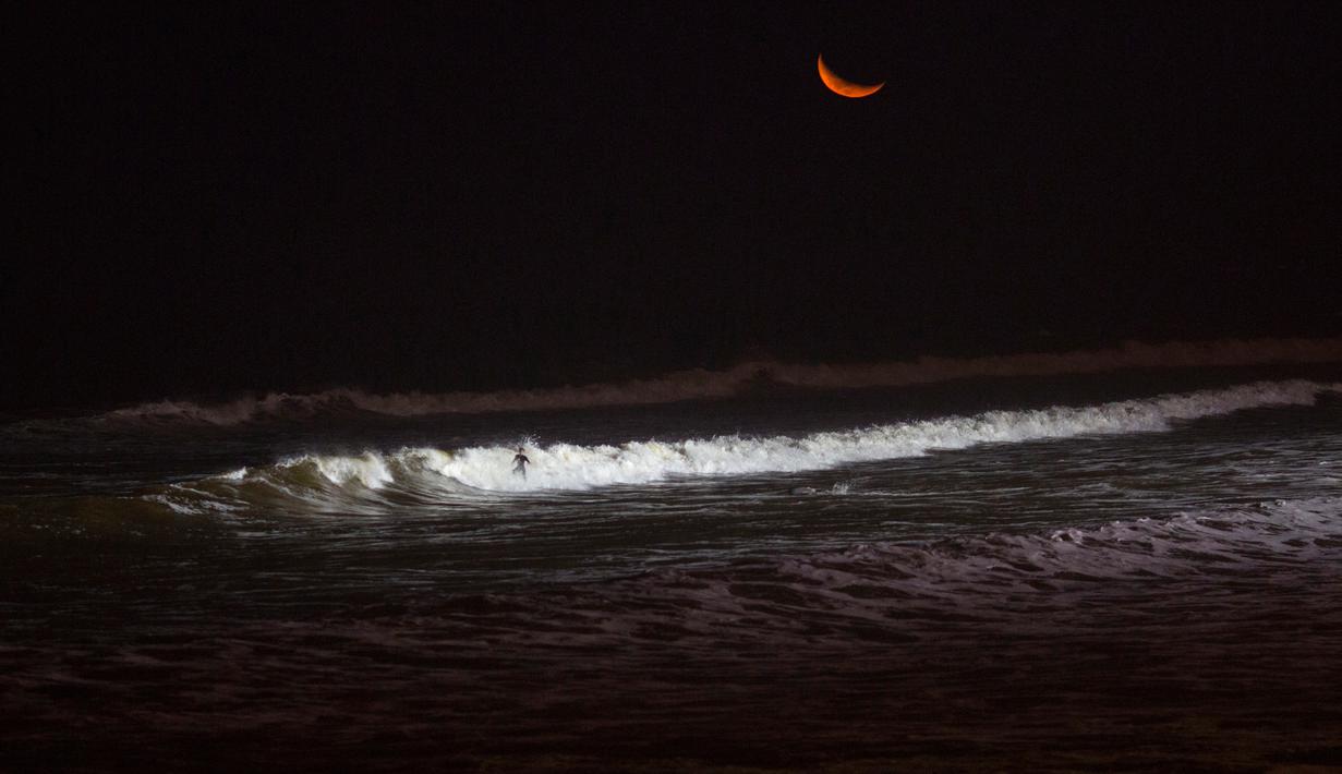 Pacu Adrenalin Dengan Berselancar Pada Malam Hari Di Pantai Peru