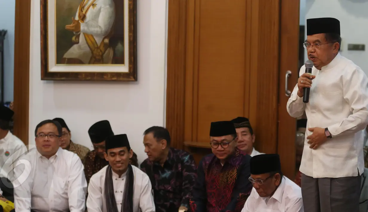 Wakil Presiden Jusuf Kalla memberikan sambutan di acara peringatan dua tahun (haul) Taufik Kiemas, Jakarta, Senin (8/6/2015). Sejumlah pejabat negara hadir pada acara haul tersebut. (Liputan6.com/Herman Zakharia)