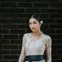 Mikha Tambayong tampil mempesona dalam balutan kebaya Bali berwarna putih gading dengan detail renda yang indah. [@miktambayong].