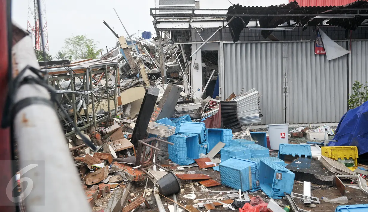 Minimarket Alfamidi yang berada di samping outlet Pizza Hut Delivery (PHD) Jatimelati, Bekasi, ikut hancur akibat sebuah ledakan, Minggu (23/10). Ledakan diduga berasal dari tabung gas yang berada di dapur PHD.  (Liputan6.com/Yoppy Renato)