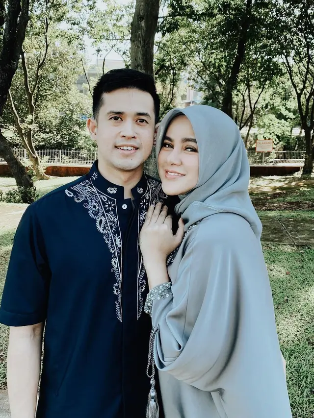 Saling Sindir di Media Sosial, Ini 6 Potret Mesra Olla Ramlan dan Aufar Hutapea