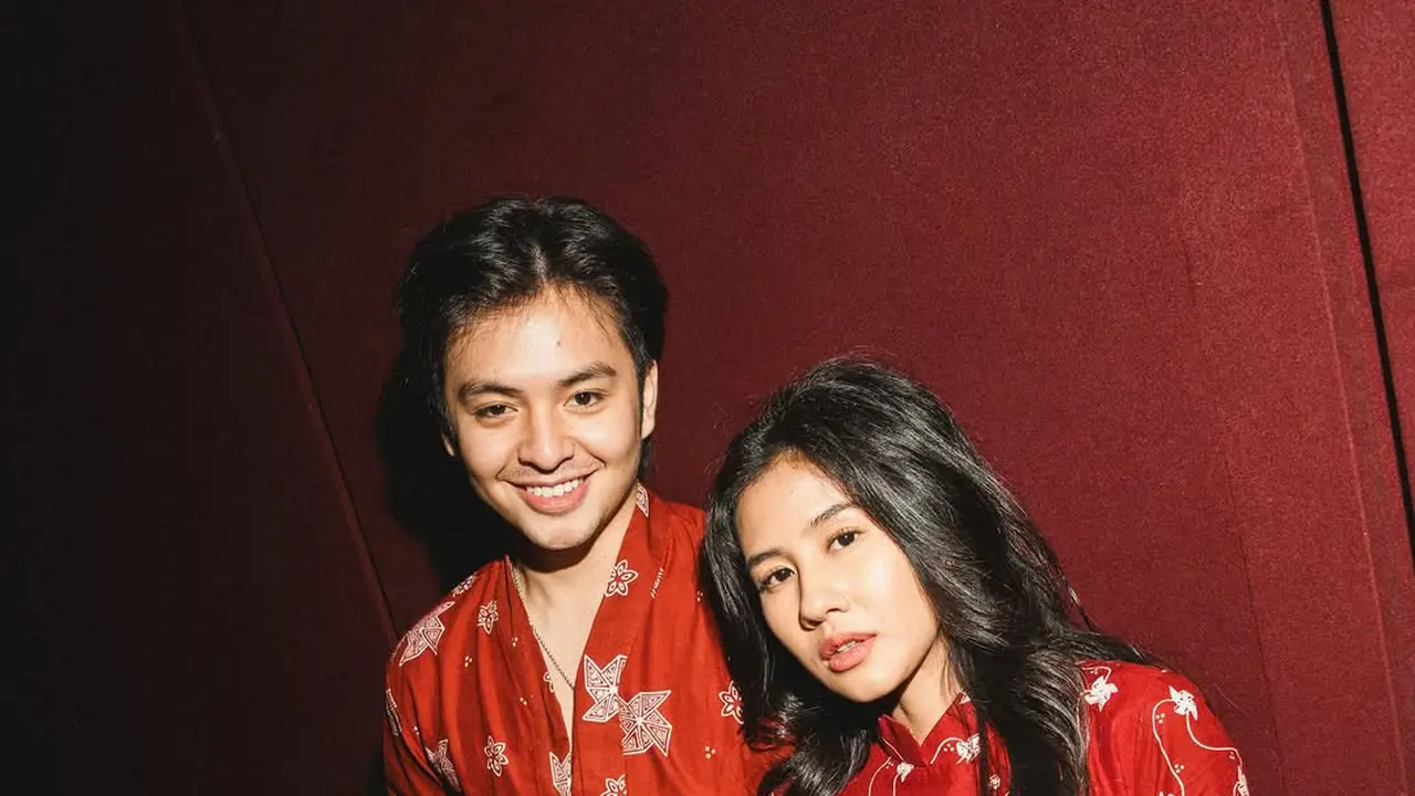Inspirasi Gaya Couple Sentuhan Batik Modern dari Angga Yunanda dan Shenina Cinnamon