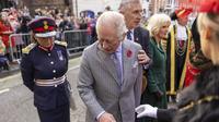 Raja Charles III dilempari telur oleh demonstran saat mengunjungi York, Rabu, 9 November 2022. (dok. James Glossop / POOL / AFP)