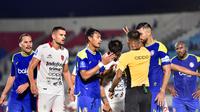 Sedikit ketegangan tersaji saat Arema FC menjamu Bali United dalam lanjutan BRI Super League 2025/2026 di Stadion Kanjuruhan, Jumat (6/3/2026) malam WIB. (Bola.com/Iwan Setiawan)