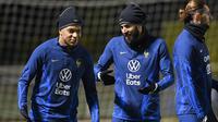 Pemain timnas Prancis Kylian Mbappe (kiri), Karim Benzema (tengah) dan Adrien Rabiot menghadiri sesi latihan di kamp latihan tim di Clairefontaine-en-Yvelines, selatan Paris, Selasa (15/11/2022). Prancis akan melakoni laga perdana grup D melawan Australia pada 23 November 2022. (Bertrand GUAY / AFP)