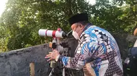 Kakanwil Kemaag Sulbar, Muflih B Fattah Ssaat melakukan pemantauan hilal (Foto: Abdul Rajab Umar/Liputan6.com)