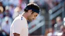 Petenis Swiss, Roger Federer tertunduk usai dikalahkan petenis Jerman, Alexander Zverev pada final Piala Rogers 2017, Minggu (13/8). Federer takluk dari petenis 21 tahun tersebut dengan dua set langsung 3-6 4-6. (Paul Chiasson/The Canadian Press via AP)