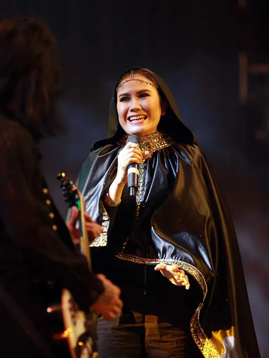 Nicky Astria yang telah berhijab ini terlihat menikmati penampilannya di atas panggung, ia terlihat percaya diri tanpa mengurangi kharisma-nya sebagai 'lady rocker'. (Deki Prayoga/Bintang.com)