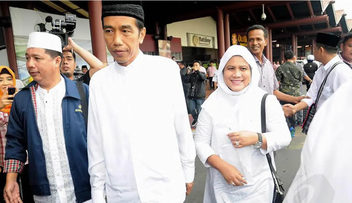 Jokowi pergi umrah bersama sang istri dan beberapa orang yang menjadi tim suksesnya (Liputan6.com/Faizal Fanani)
