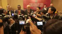 Anggota FIBA, Erick Thohir (kanan) mendampingi perwakilan FIBA memberikan keterangan pers di Hotel Mulia, Jakarta, (18/10/2017). Kunjungan ini untuk melihat kesiapan Indonesia sebagai tuan rumah Piala Dunia Basket 2023. (Bola.com/Nicklas Hanoatubun)