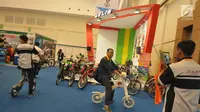 Pengunjung mencoba salah satu produk saat Indonesia Sport Expo Forum (ISEF) 2017, Tangerang, Kamis (18/5). Pameran produk olahraga terbesar di Indonesia ini digelar di ICE BSD City, 17 hingga 21 Mei 2017. (Liputan6.com/Helmi Afandi)
