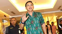 Vokalis Grup Band Ungu berjalan di sekitar Gedung RS Pondok Indah, Jakarta, (10/12). Rencananya Pasha datang untuk menjemput Aliyan Akhtar Raja Sulaiman. (Liputan6.com/Immanuel Antonius)