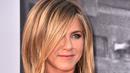 Ekspresi Jennifer Aniston saat menghadiri "AFI Life Achievement Award Gala" ke-46 di Dolby Theatre di Hollywood, Los Angeles, AS (7/6).  Jennifer Aniston tampil penuh senyum mengenakan gaun berwarna hitam. (AP Photo/Willy Sanjuan)