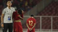Pelatih kiper Timnas Indonesia U-16, Markus Haris Maulana, bersama Faizal Shaifullah usai melawan China pada Kualifikasi Piala AFC U-16 2020 di SUGBK, Jakarta, Minggu (22/9). Kedua negara bermain imbang 0-0. (Bola.com/Vitalis Yogi Trisna)