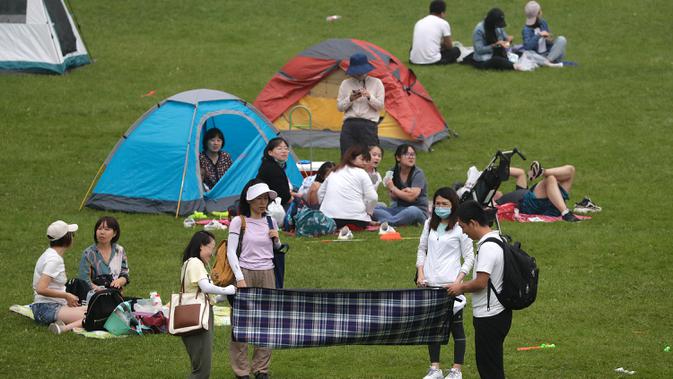 Orang-orang menikmati berkemah di gunung yang indah di Yanqing, pinggiran Beijing pada 30 Agustus 2020. China memiliki lebih dari 200 orang yang dirawat di RS karena COVID-19, dengan lebih dari 300 lainnya diisolasi setelah dites positif terkena virus tanpa menunjukkan gejala. (AP/Andy Wong)