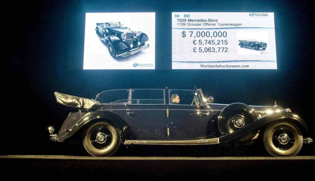 Mobil Mercedes-Benz 770K Grosser Open Tourer keluaran 1930-an milik Adolf Hitler dilelang di Scottsdale, Arizona, AS, (17/1). Mobil ini pernah digunakan Hitler untuk merayakan kekalahan Prancis dalam sebuah parade di Berlin 1940. (AFP Photo/Laura Segall)