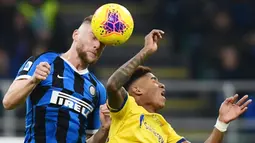 Milan Skriniar - Pemain asal Slovakia itu menjelma menjadi salah satu bek tangguh di Liga Italia. Keberhasilan I Nerazzurri meraih Scudetto musim lalu tak lepas dari perannya dalam menjaga pertahanan Inter Milan. (AFP/Miguel Medina)