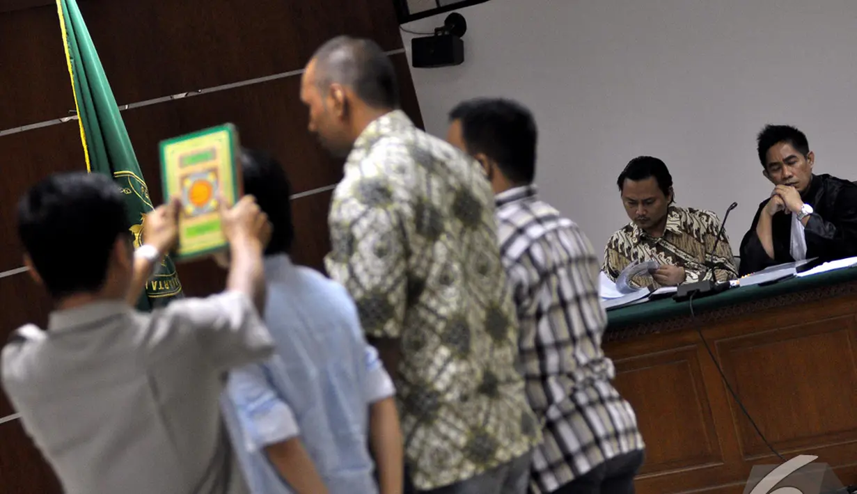 Para saksi diminta sumpahnya saat akan menjalani sidang lanjutan kasus dugaan korupsi proyek videotron dengan terdakwa anak mantan Menteri Syarief Hasan, Riefan Avrian, Jakarta, Kamis (30/10/2014). (Liputan6.com/Miftahul Hayat)