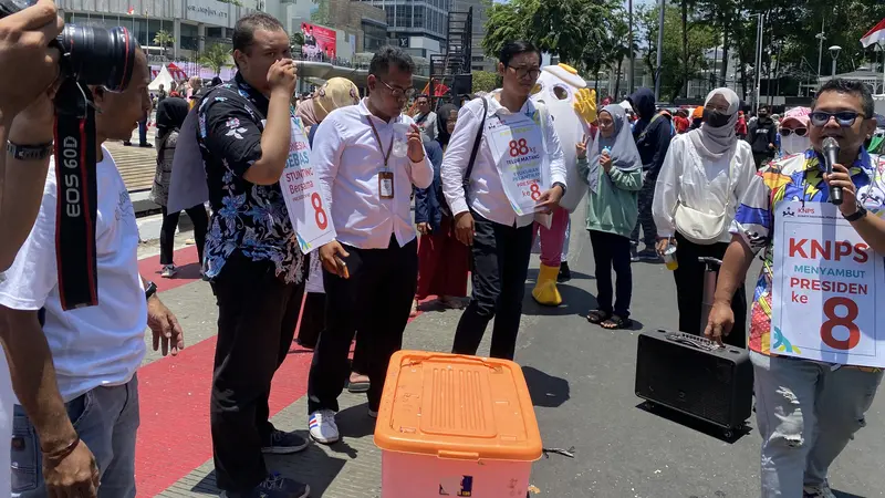 Komite Nasional Pencegahan Stunting (KNPS) melakukan kampanye cegah stunting dengan membagikan telur matang secara gratis pada masyarakat yang hadir di  acara pesta rakyat pelantikan presiden terpilih Prabowo Subianto (Liputan6.com/KHOFIFAH AZZAHRO)