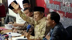 Ketua PBNU Said Aqil Siradj (kedua kanan) menjadi pembicara Diskusi Ormas Islam Se-Indonesia, di Jakarta, Sabtu (17/11). Diskusi tersebut membahas "Peran Ormas Islam Dalam Negara Kesatuan Republik Indonesia". (Liputan6.com/Johan Tallo)