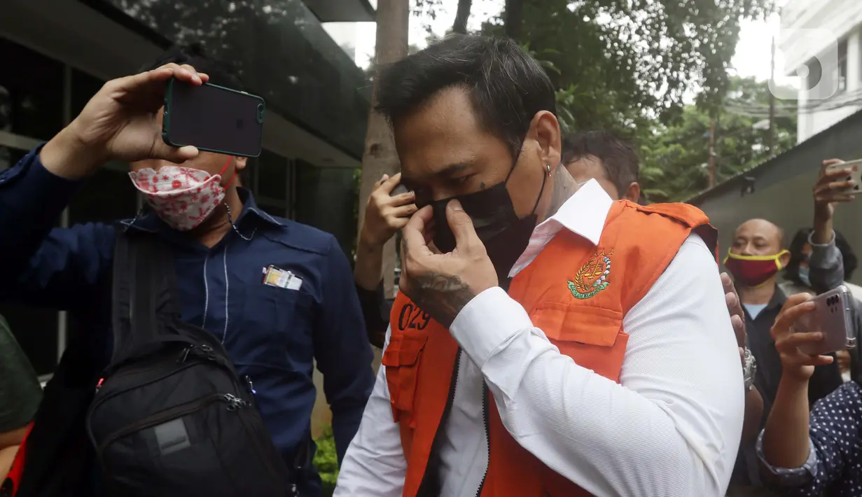 Musisi I Gede Ari Aryastina alias Jerinx bersiap menjalani sidang kasus dugaan pengancaman di Pengadilan Negeri Jakarta Pusat, Rabu (12/1/2022). Sidang beragendakan mendengar keterangan saksi. Saksi yang dihadirkan adalah Adam Deni dan Elsya Rosana. (Liputan6.com/Helmi Fithriansyah)