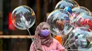 Pedagang mengenakan masker menjual balon di jalan di Kuala Lumpur, Malaysia (24/11/2020). Malaysia melaporkan 2.188 kasus baru COVID-19 dalam lonjakan harian tertinggi sejak wabah coronavirus merebak di negara itu, sehingga total kasus nasional bertambah menjadi 58.847. (Xinhua/Chong Voon Chung)