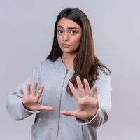 Seorang perempuan dengan gestur menghentikan (Foto Dok: Freepik/stockking).