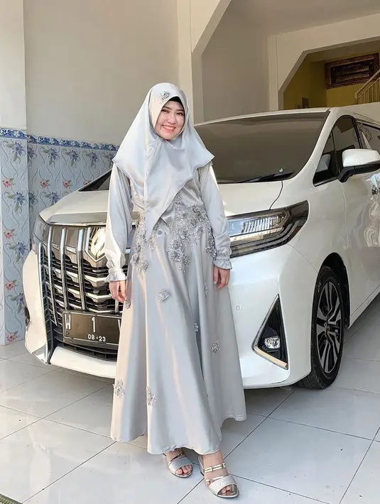 Sebagai penyanyi dangdut yang memulai karier sejak usia 15 tahun, Via termasuk dalam kategori penyanyi berpenghasilan fantastis. Wajar jika seleb yang memiliki nama fans Vyanisti memiliki mobil yang mewah. Mobil mewahnya terparkir rapi di garasi rumahnya di Sidoarjo. (Liputan6.com/IG/@viavallen)