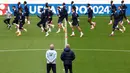 Pemain Timnas Prancis melakukan laihan dipimpin langsung oleh pelatih Didier Daschamp (kanan bawah) jelang Euro 2024 di Home Deluxe Arena Stadium, Paderborn, Jerman, Rabu (12/06/2024) waktu setempat. (AFP/Franck Fife)