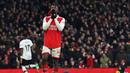 Reaksi kecewa pemain Arsenal, Eddie Nketiah setelah gagal mencetak gol ke gawang Manchester United pada laga lanjutan Liga Inggris 2022/2023 yang berlangsung di Emirates Satdium, London, Minggu (23/01/2023). Arsenal berhasil menang dengan skor 3-2 atas Manchester United. (AFP/Glyn Kirk)