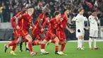 Para pemain Roma merayakan kemenangan setelah memenangkan adu penalti pada akhir pertandingan sepak bola play-off babak 16 besar Liga Eropa UEFA melawan Feyenoord di Stadion Olimpico, Roma, 22 Februari 2024. (Alberto PIZZOLI/AFP)