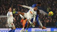 Penyerang Leeds United, Lukas Nmecha (tengah), berebut bola dengan gelandang Chelsea, Moises Caicedo (kanan) dan bek Josh-Kofi Acheampong dalam pertandingan Liga Inggris antara Chelsea vs Leeds United di Stamford Bridge, London, pada 10 Februari 2026. (Adrian Dennis / AFP)