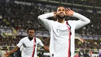 Gelandang AC Milan, Ruben Loftus-Cheek, merayakan gol yang dicetaknya ke gawang Fiorentina dalam laga giornata 30 Serie A Liga Italia di Artemio Frachi, Minggu (31/3/2024) dini hari WIB. AC Milan menang 2-1 dalam pertandingan ini. (Alberto PIZZOLI / AFP)