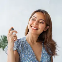 Ilustrasi perempuan mencium aroma parfum/copyrightshutterstock/PanuShot